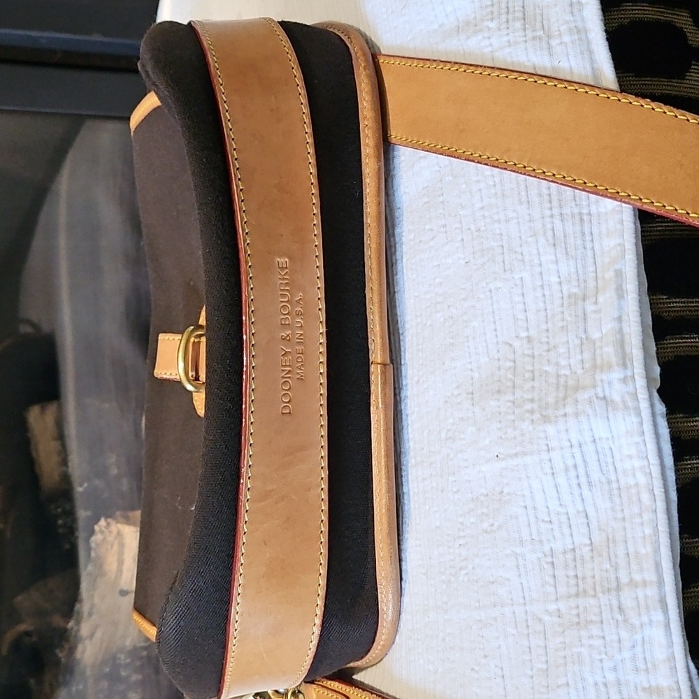 Dooney & Bourke Shoulder Purse. Black & Tan - Picture 7 of 10